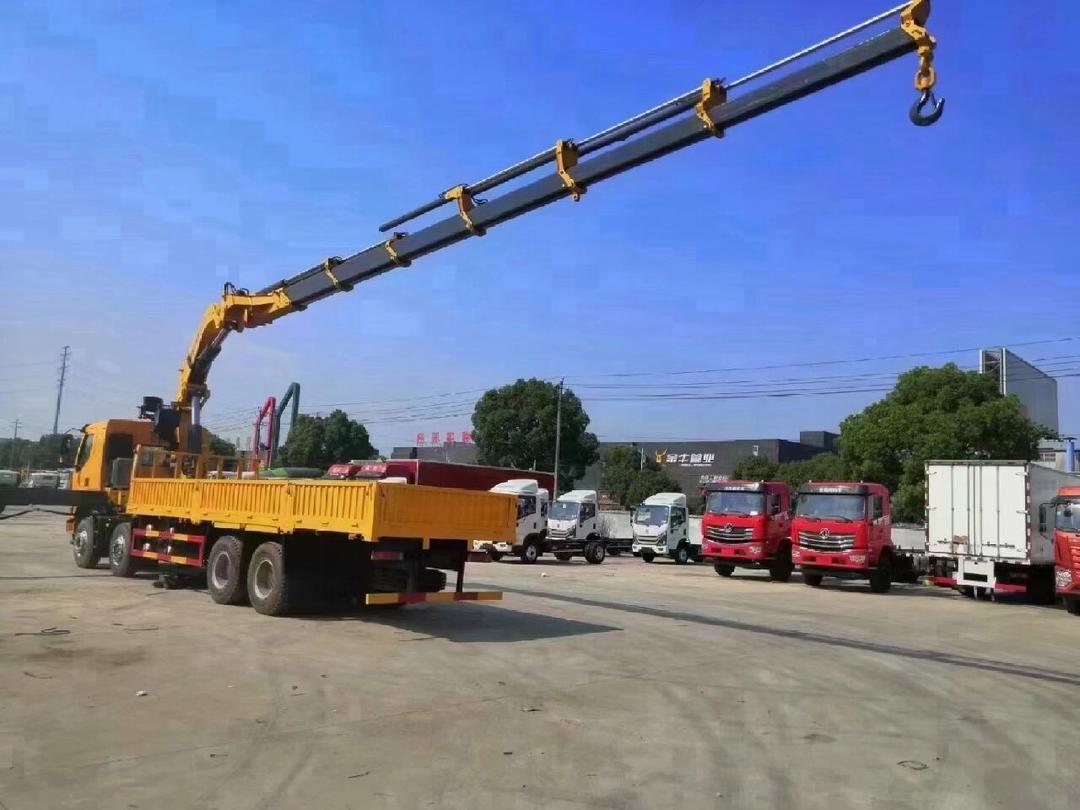 徐工21噸折臂隨車吊平板車 高效靈活的隨車起重運輸解決方案